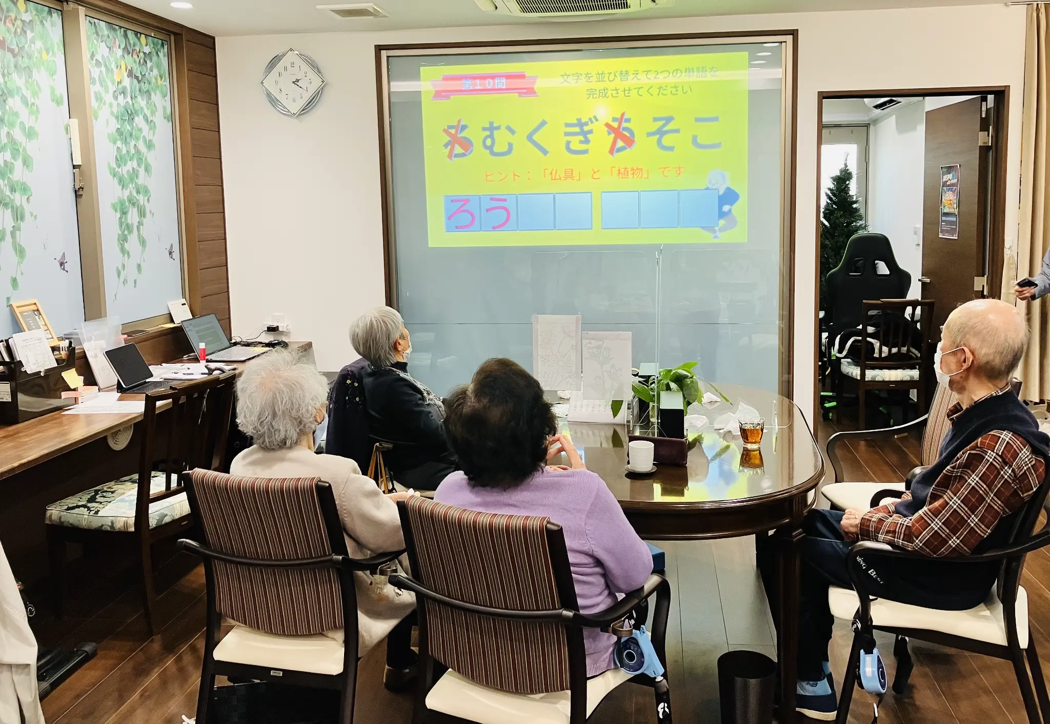 大画面モニターでゲームを楽しむ利用者さん