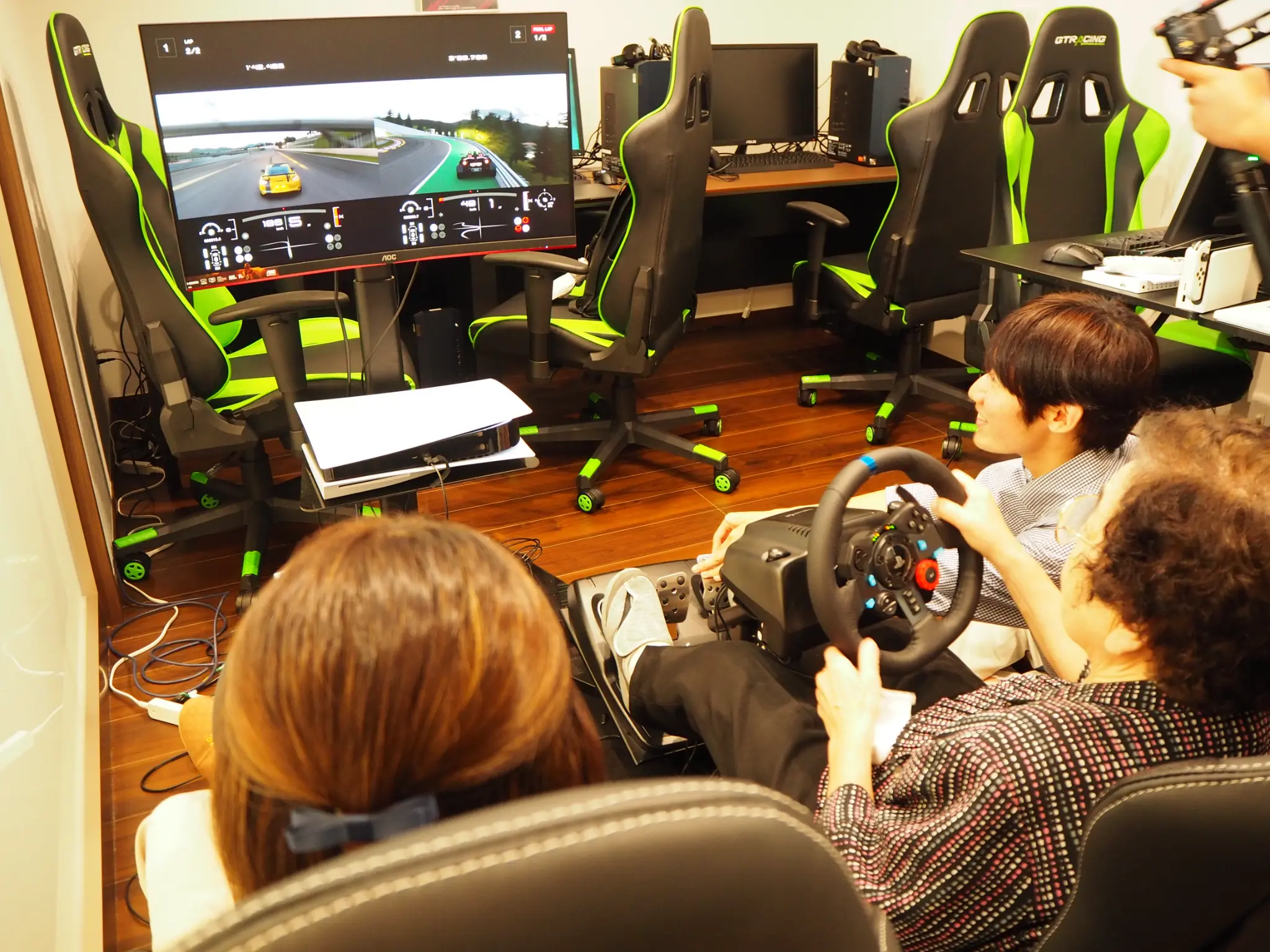 利用者さんがレーシングゲームを楽しむ様子