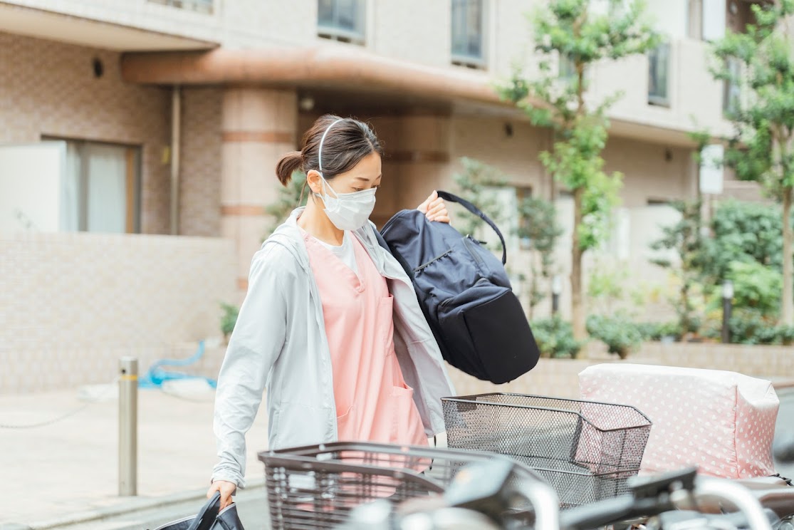 訪問看護の現場で笑顔で話すスタッフと患者さん