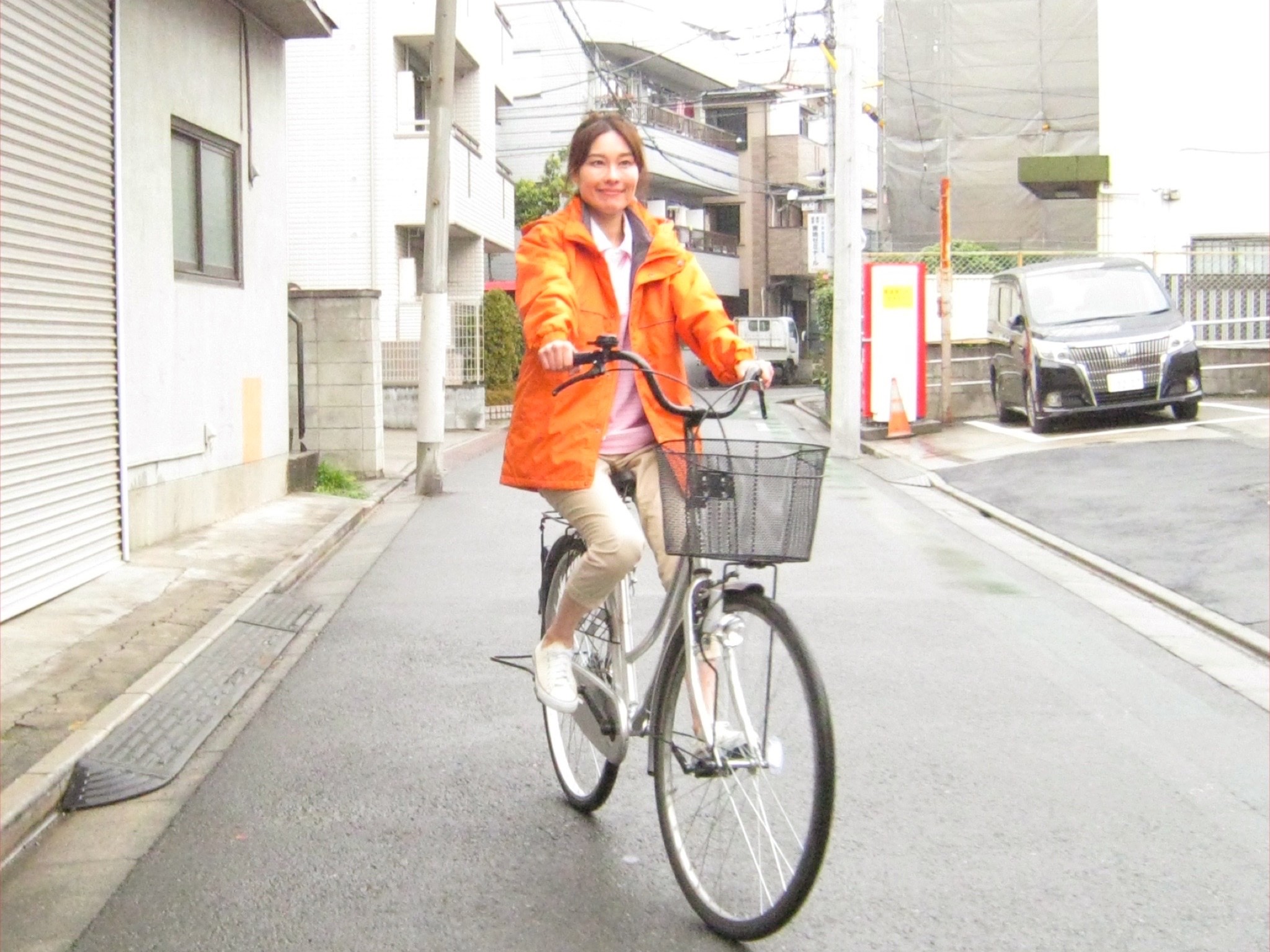 電動自転車で笑顔で移動する訪問介護スタッフ