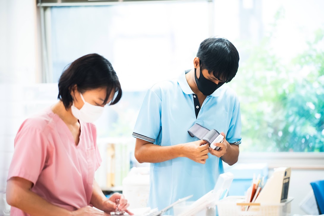 スタッフ間で連携してケアを行う様子