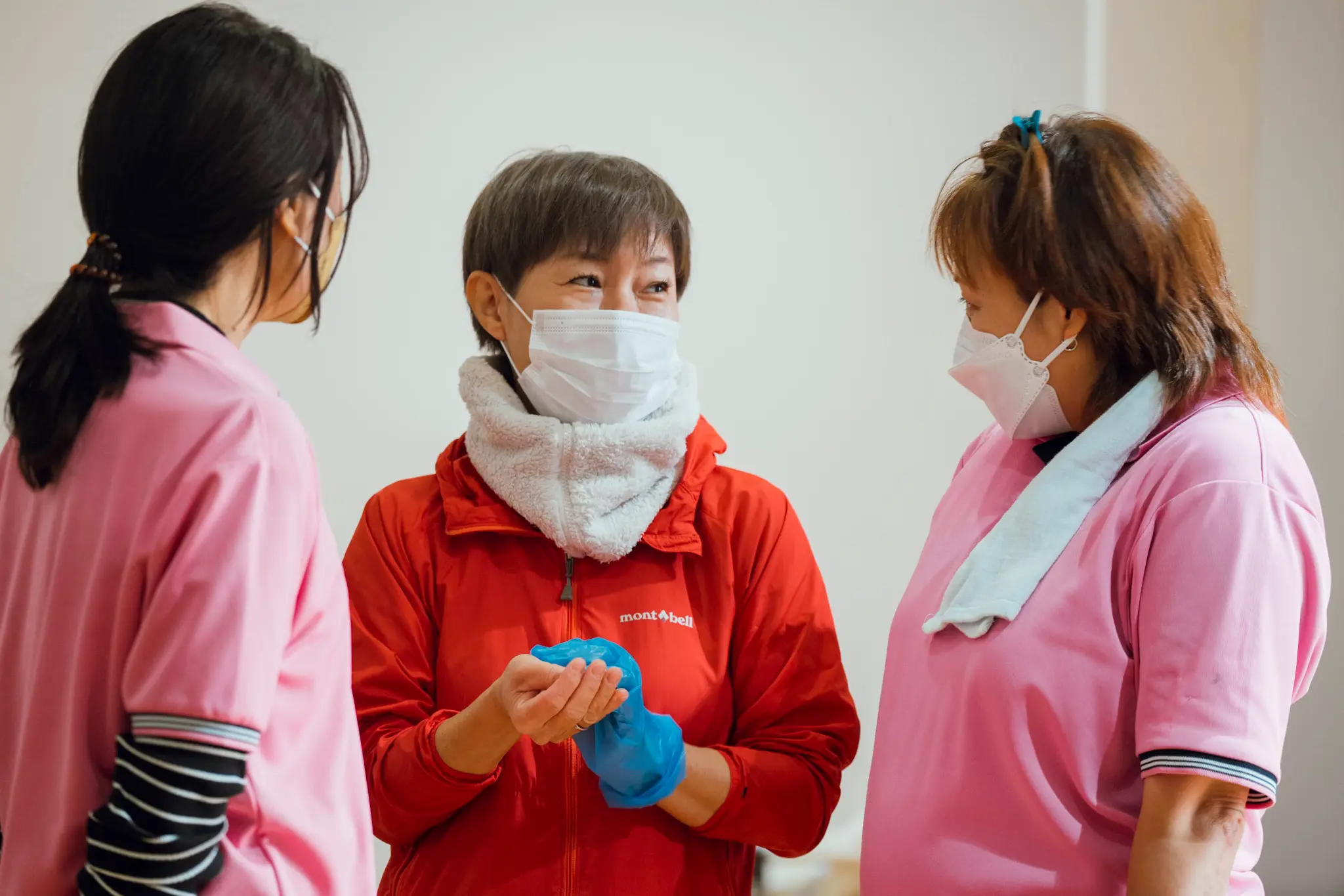 利用者様と談笑するスタッフ