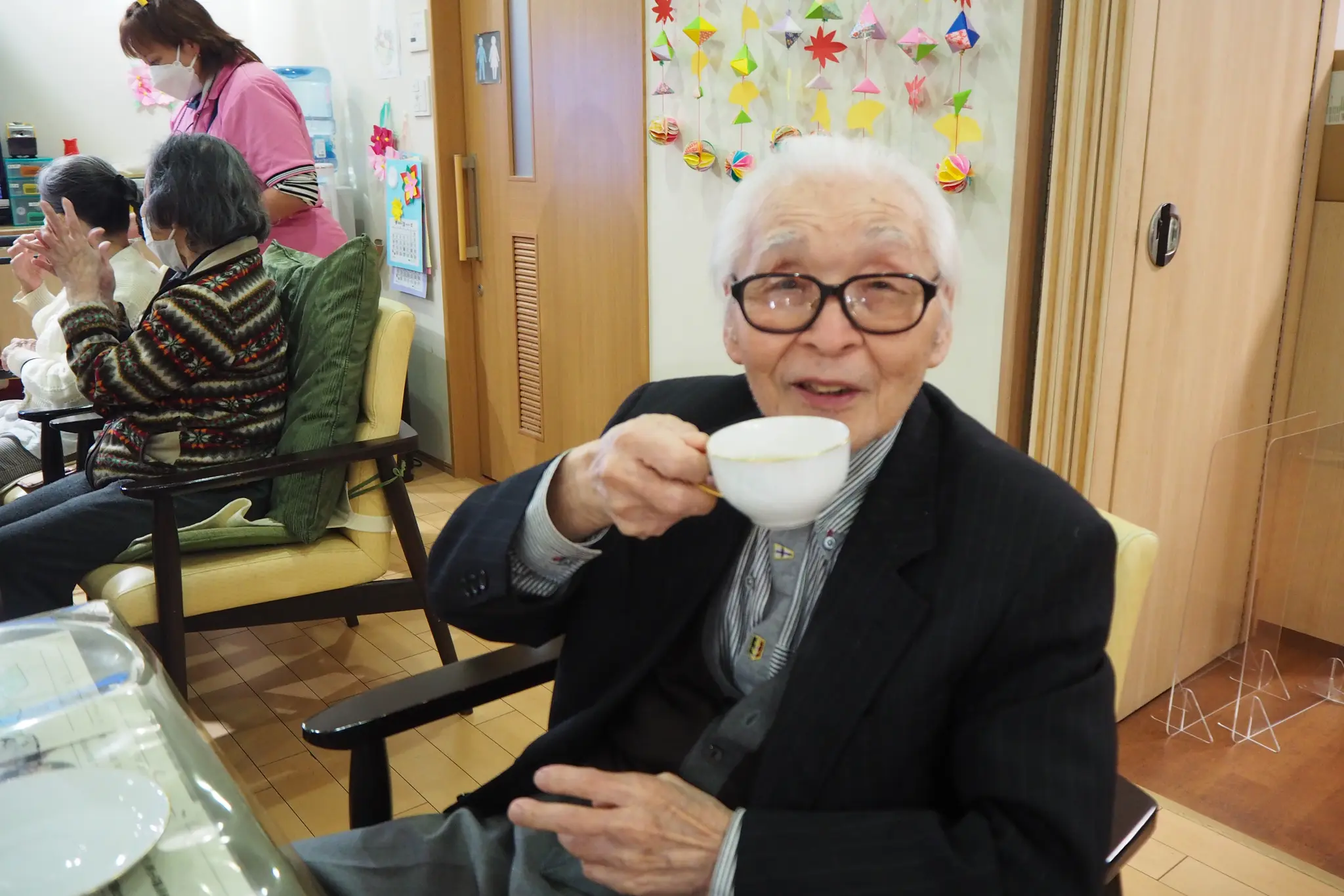 笑顔でお茶を飲む利用者さん